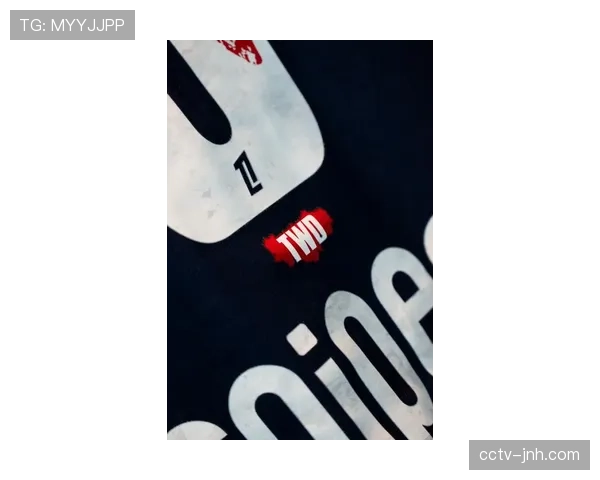 王嘉尔个人品牌TEAMWANGdesign与巴黎圣日耳曼联名合作，球员全员上身新球衣征战赛场